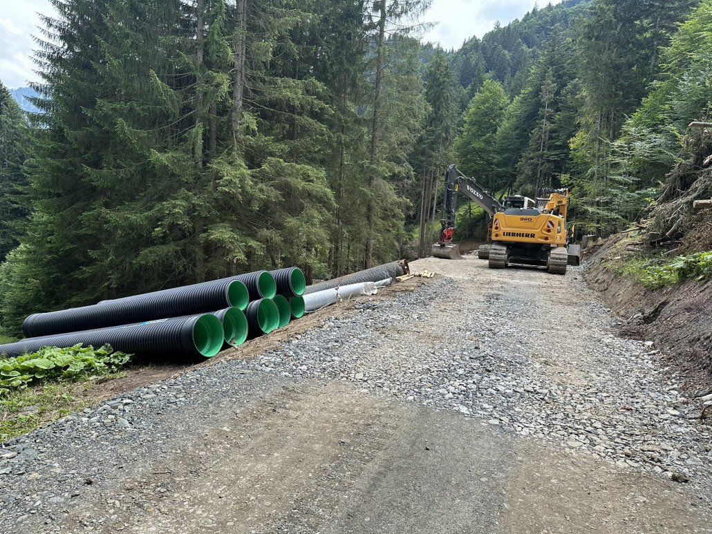 Hier entsteht die neue Talstation. Lifttrasse unmittelbar hinter den Baggern, dahinter Piste 6. Etwas unterhalb befindet sich der ehemalige Zwischeneinstieg