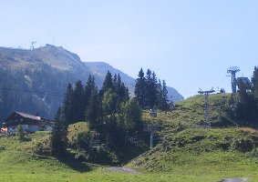 mschgenkamm- und chrüzbahn. im hintergrund die bergstationen am prodkamm