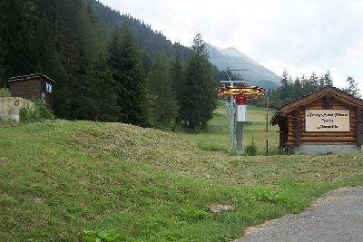 Die Talstation des Lifts. Auf den Stützenschildern steht Garaventa. Insgesamt scheint die Anlage auch recht neu zu sein. Links im Bild könnte ein altes Stationsfundament sein.