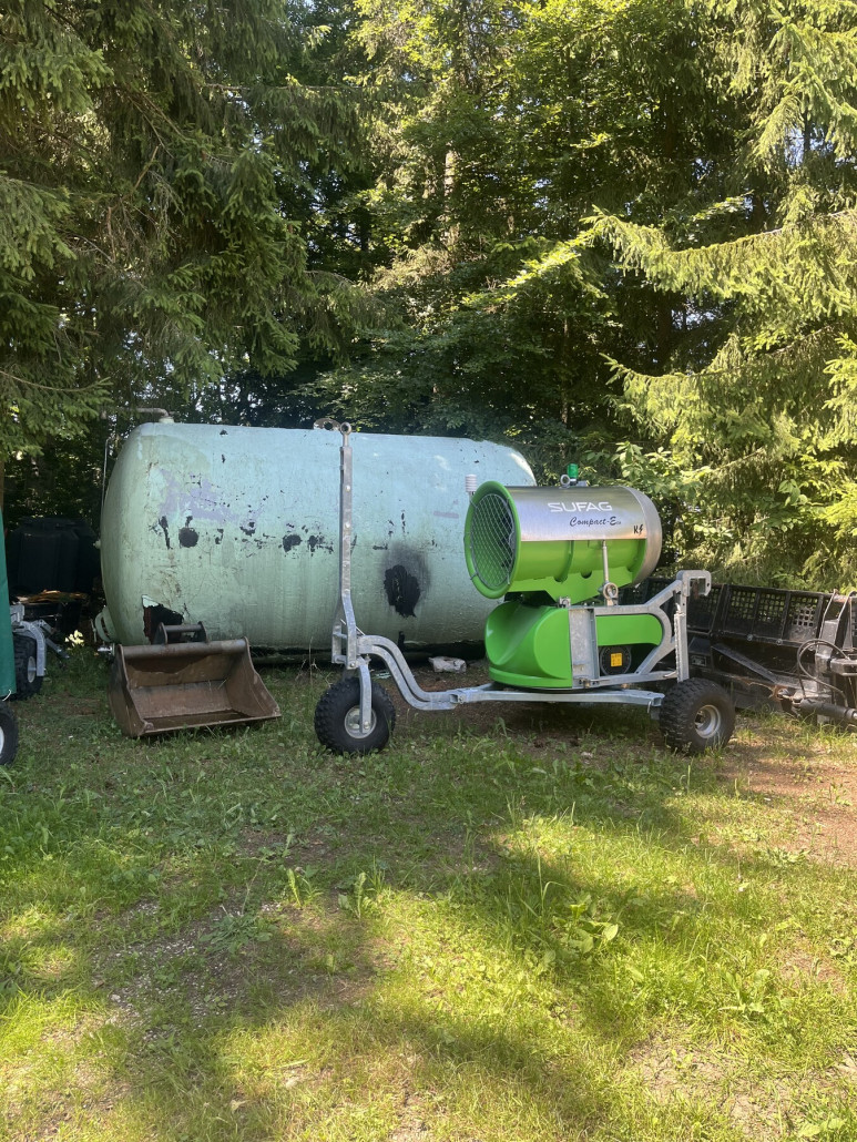 Tank mit einer der drei Schneekanonen