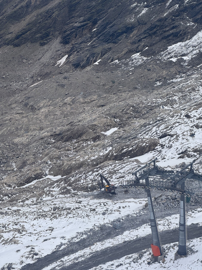 Sieht ganz nach Sprengvorbereitung nahe der Bergstation der Schmiedingerbahn aus