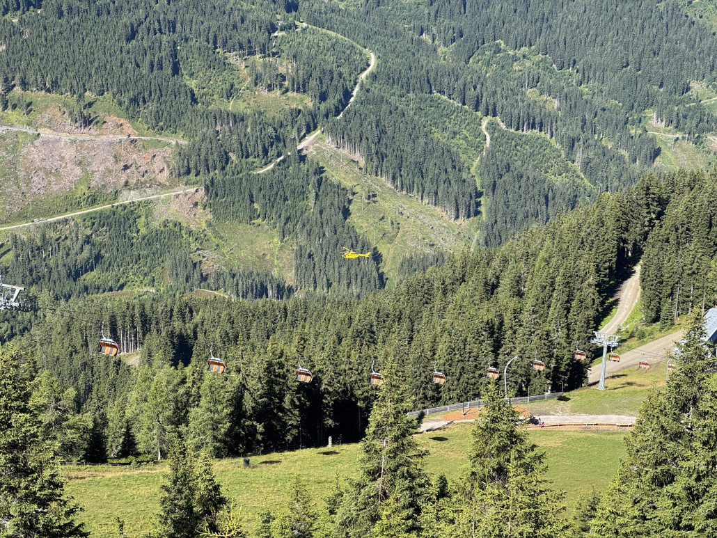 Positionieren der neuen Stütze auf der Strecke, währenddessen wurde an der Gipfelbahn Revision gemacht.