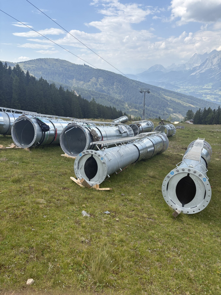 Einige Zeit später nach Gipfel und Moaralmsee ging es Richtung Planai, unterhalb der Kaiblingalm einige Stützenteile: