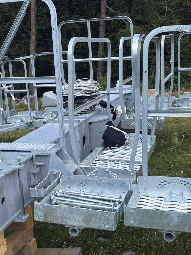 Weiß jemand warum jede Stütze so einen schwarzen Turnbeutel hat?