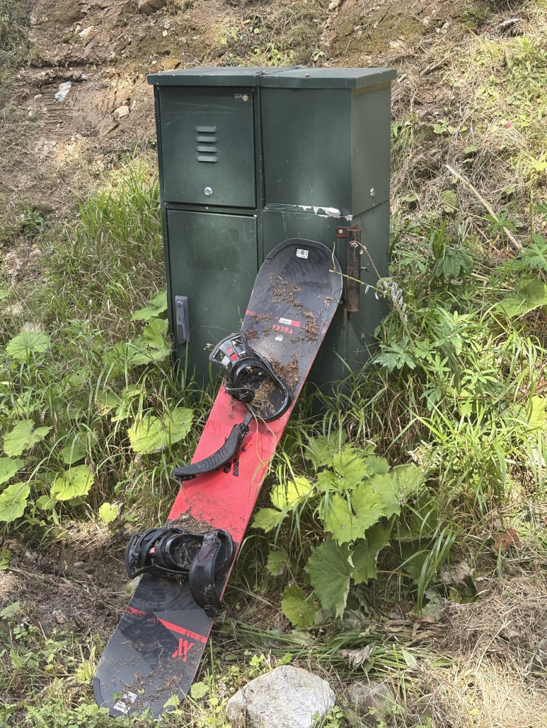 Auf dem Weg ins Gföhltal (blaue Umfahrung der schwarzen Piste) hat wohl jemand sein Board verloren… Wie geht sowas??