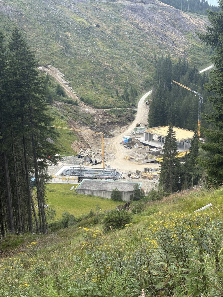 Blick auf die neuen Talstationen..