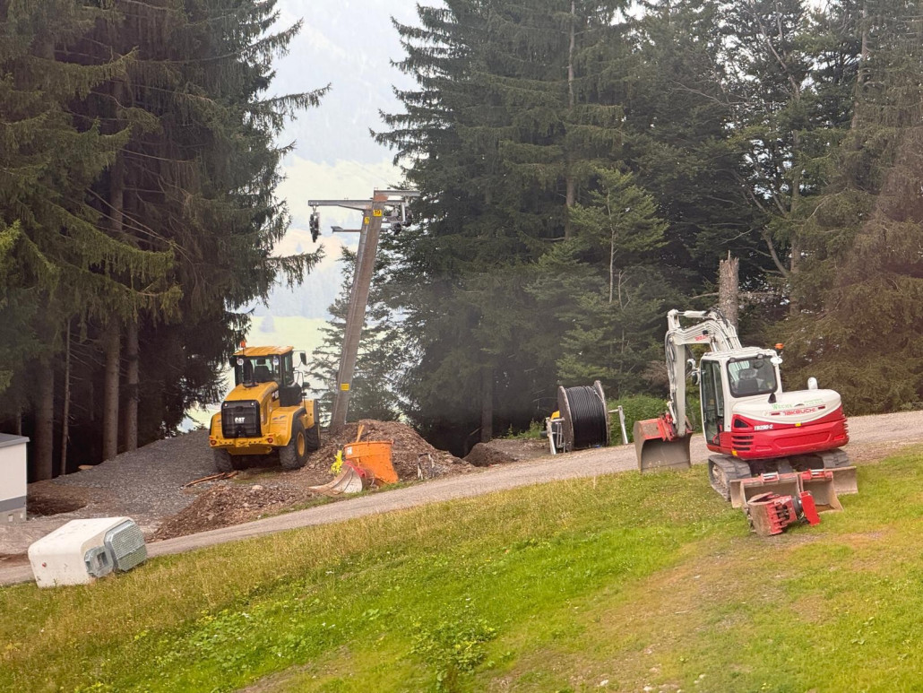 Höllwies: jetzt geht’s los mit der Beschneiung der Trasse. Auch die Rollenbatterien hängen wieder