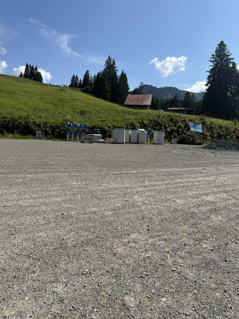 Neue Schneekanonen auf dem Parkplatz