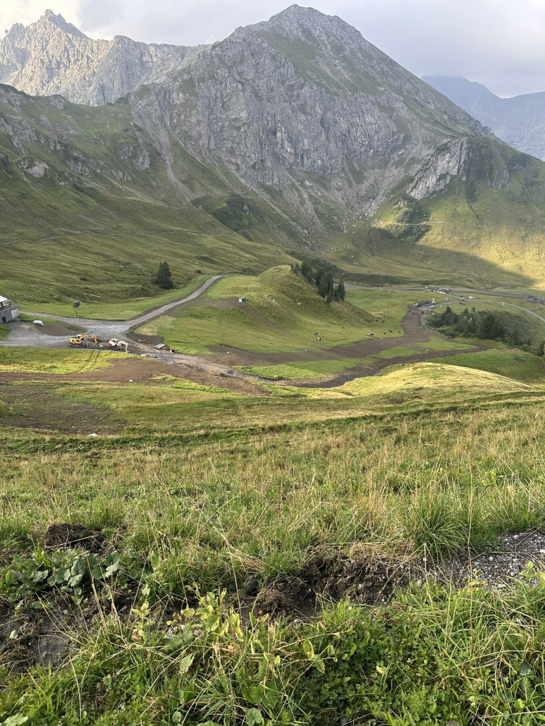 Kanzelwand: Schotterstraße umgelegt auf blaue Piste. Die alte Straße wird zurückgebaut