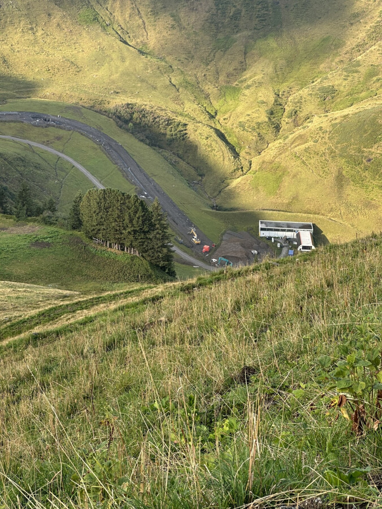 An der Talstation der Zwerenalpbahn wurde, wenn ich das richtig gesehen habe, der Bach verrohrt, damit weniger Schnee gebraucht wird