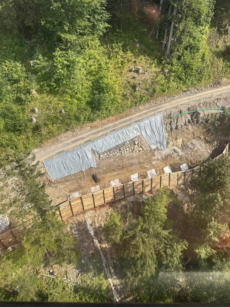 Die Engstelle auf der Talabfahrt unter der Bahn. Hier wurde viel gebaggert, allerdings ist wohl auch noch viel zu tun