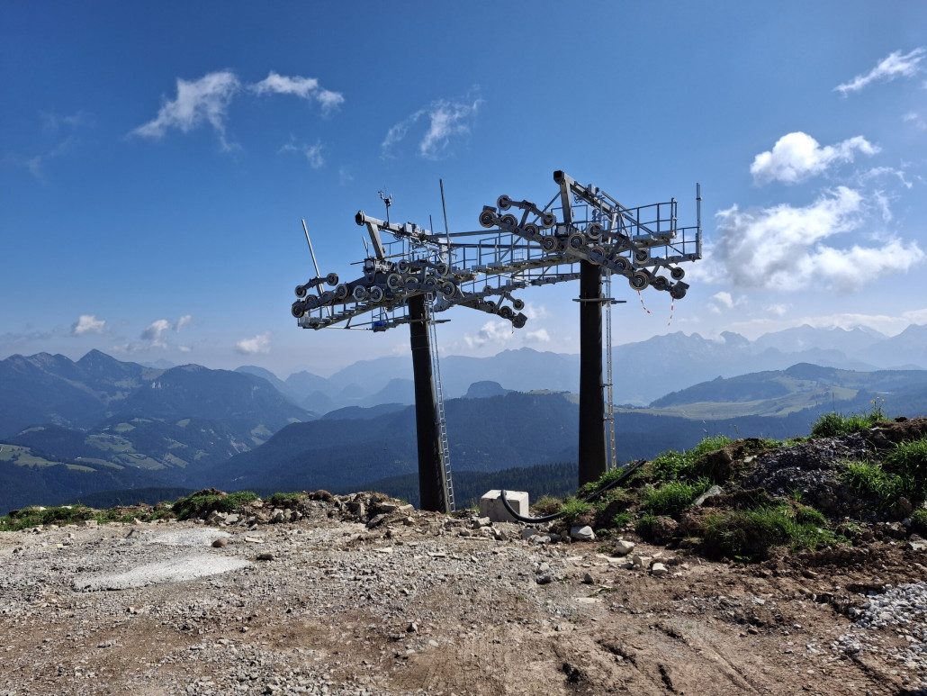 Doppelstütze vor der Bergstation.
