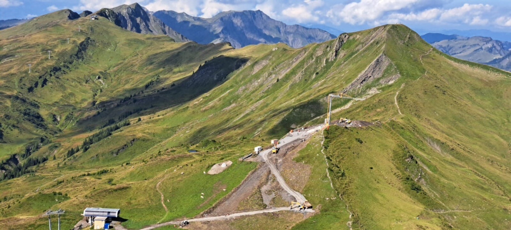 Bergstation und Liftkreuzung.