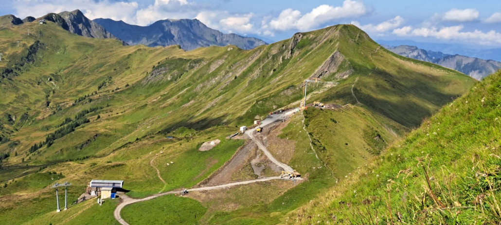Bergstation und Liftkreuzung.