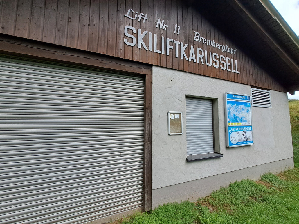 alte Talstation mit Kasse und links Durchfahrt in den damaligen SL-Einstieg