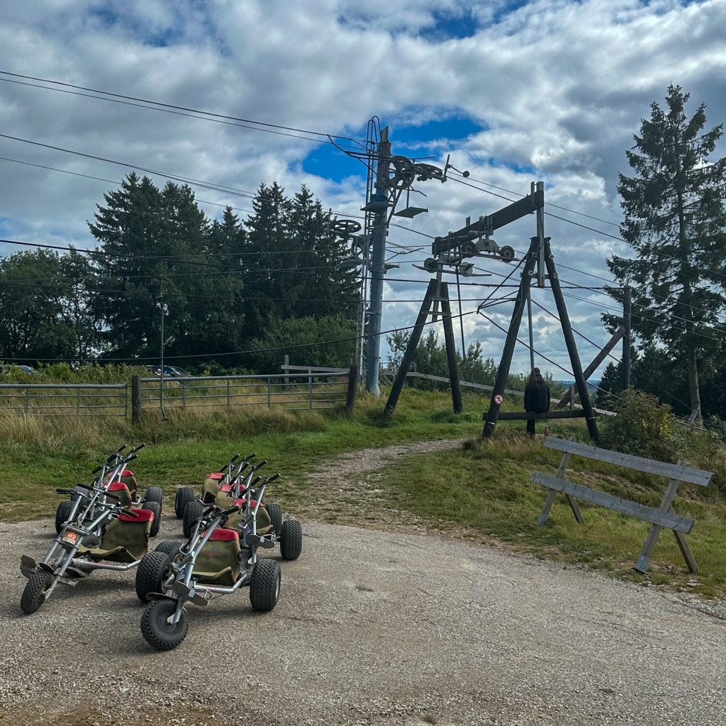 Am Ausstieg von Gazon 1 - im Hintergrund der kuppelbare Poma.