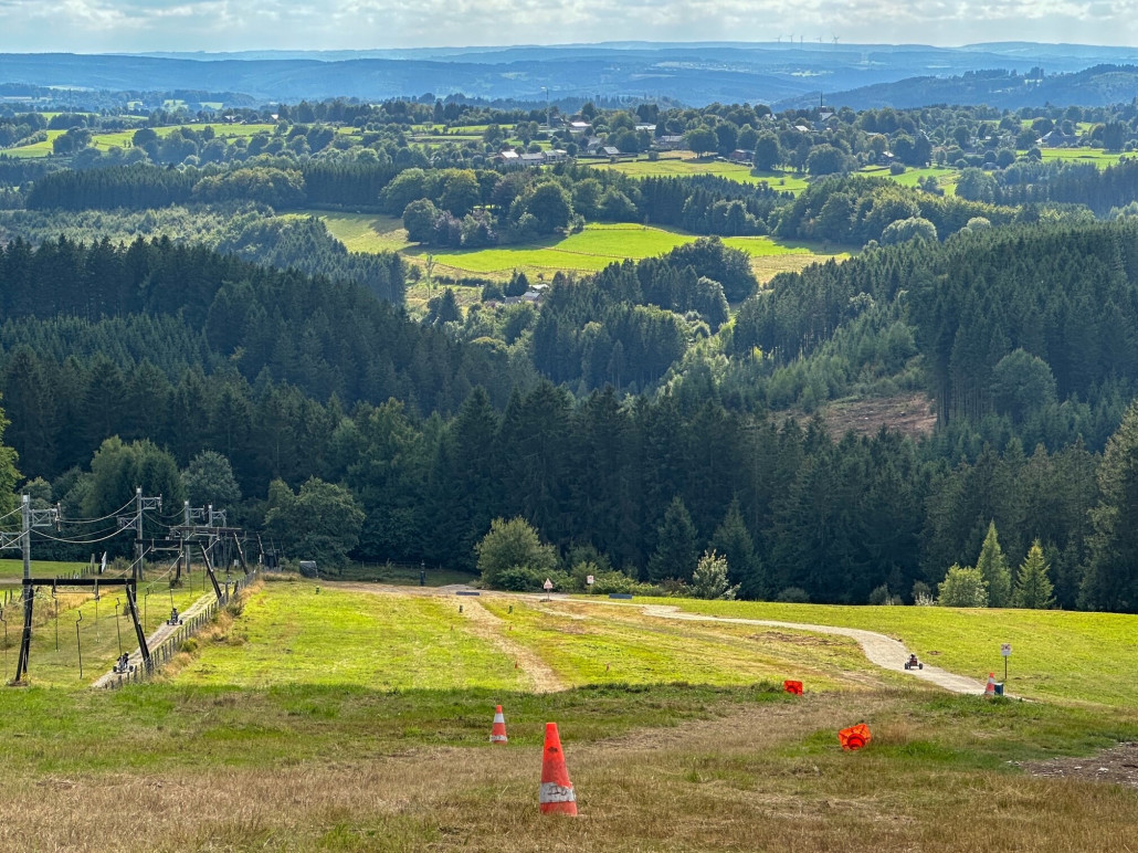 Panorama - links der Gazon 1 und ganz links der kuppelbare Poma