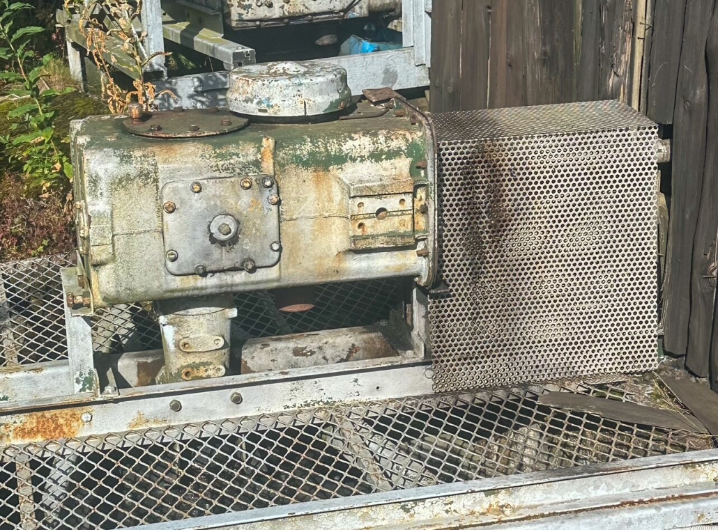 Rechts kommt die Welle aus der Hütte, darunter ist die Seilscheibe des Gazon 1