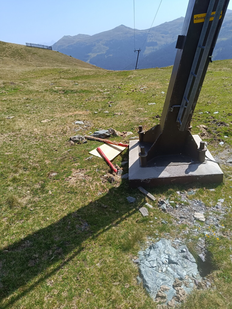 Schilder liegen einfach so herum