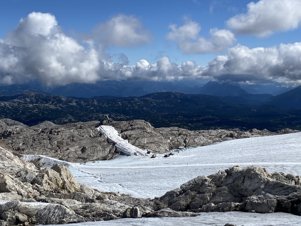 Schladminger Gletscher, Maschineneinsatz an der Rampe zum Sessellift