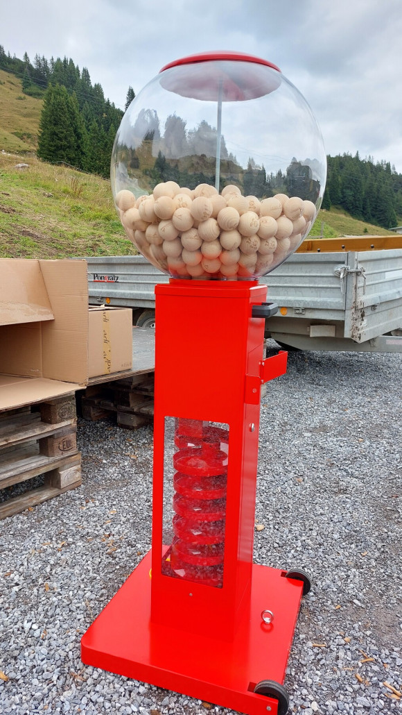 Hier der Automat, wo man für zwei Euro eine Holzkugel herauslassen kann.