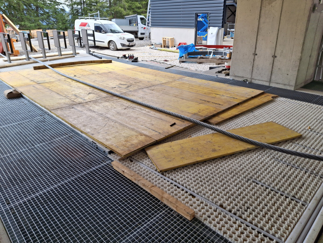 Der Förderbandschacht mit LED Einweiser für die korrekte Position der Fahrgäste.