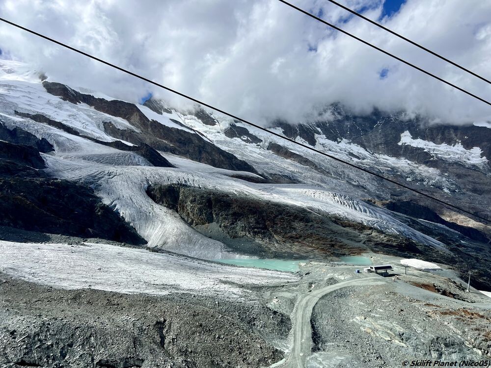 Piste Gletscherband und Bergstation Morenia