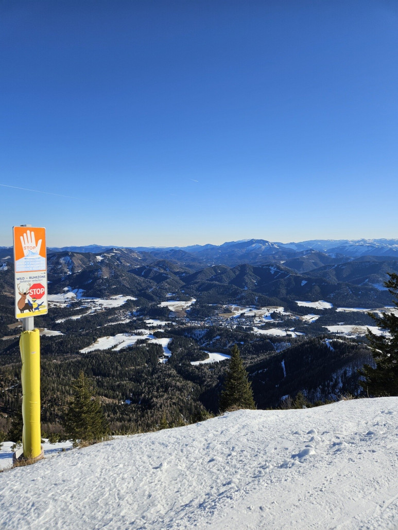 knapp unterhalb der Bergstation schönes Panorama in die fast schneefreien Ostalpen