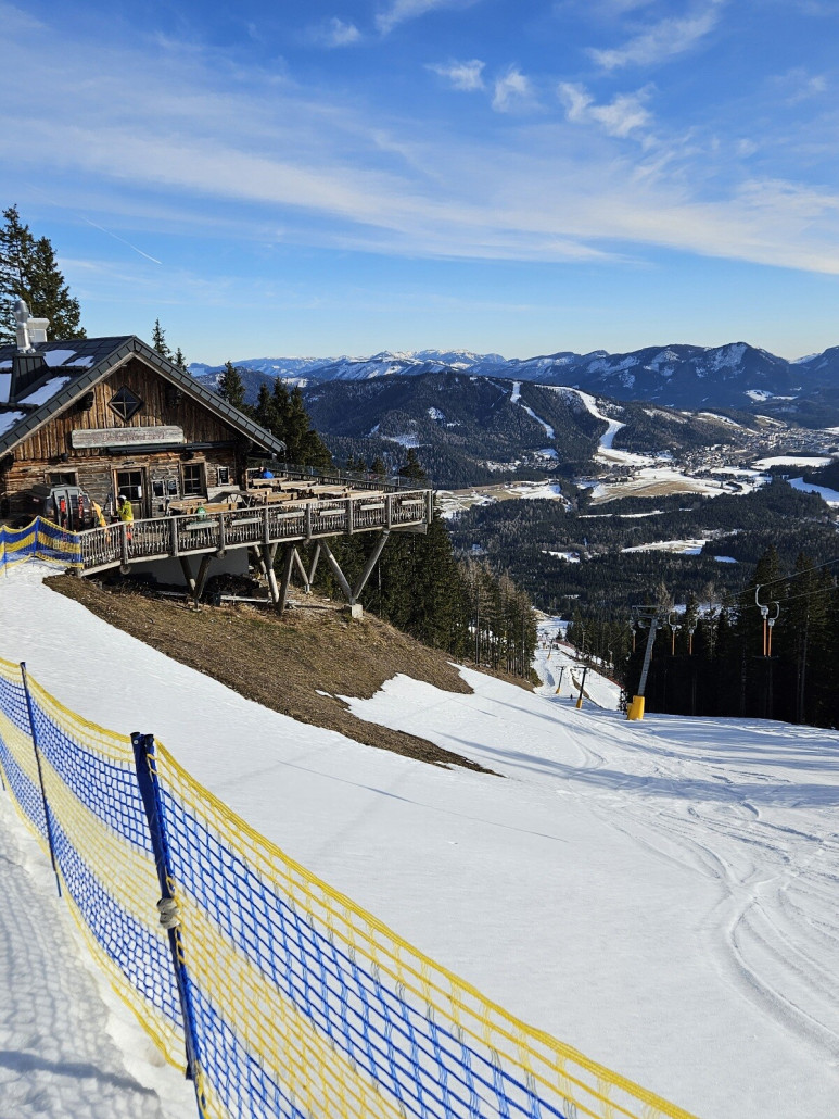 Hütte an der Mittelstation, Terrasse siet spektakulär aus. Rechts kommt der Birkilift herauf.