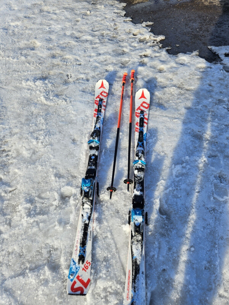 und Schluß.<br />Fazit: Gemeindealpe besteht aus 2 Sektionen, die jeweils ein Sessellift erschließt, an der Mittelstation geht noch seitlich ein Schlepper weg. An dem Tag (zweite Jännerhälfte) war schneemäßig Alles dabei. Bockhart gefroren, crashed ice, griffig, weich, bis hin zu tiefem Sulz. Je nach Hangausrichtung und Sonneneinstrahlung. Unterschiede da oft innerhalb von wenigen Metern. Wenig los. Gutes Niveau bei den Schifahrern. Viele ältere Semester, wohl weil Wochentag und keine Ferien. In Summe war der Tag ok, und einem geschenkten Gaul schaut man ja eh nicht ins Maul...  :-)
