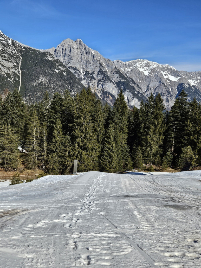 Frühlingsschneefahren vor schöner Kulisse