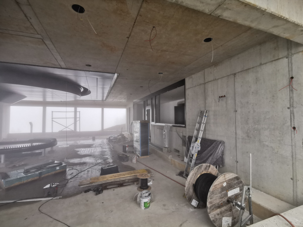 Bahnsteig fehlt noch komplett, lag auch nirgends draußen rum.