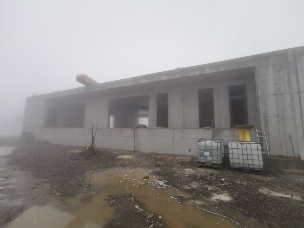 Der Betonbunker von außen, demnächst wird hier noch auf und zugeschüttet. Die rechte Tür ist Lagerraum, die daneben Toiletten.