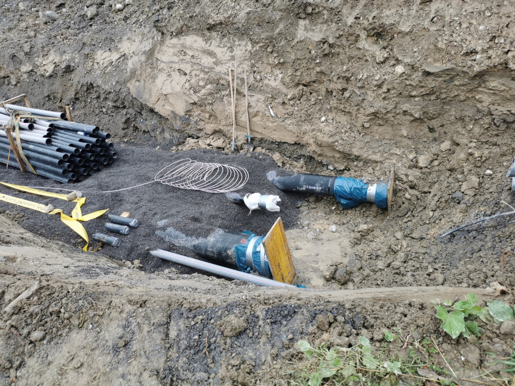 Rohre für die Beschneiung in Richtung vom Speicherteich an der Talstation.
