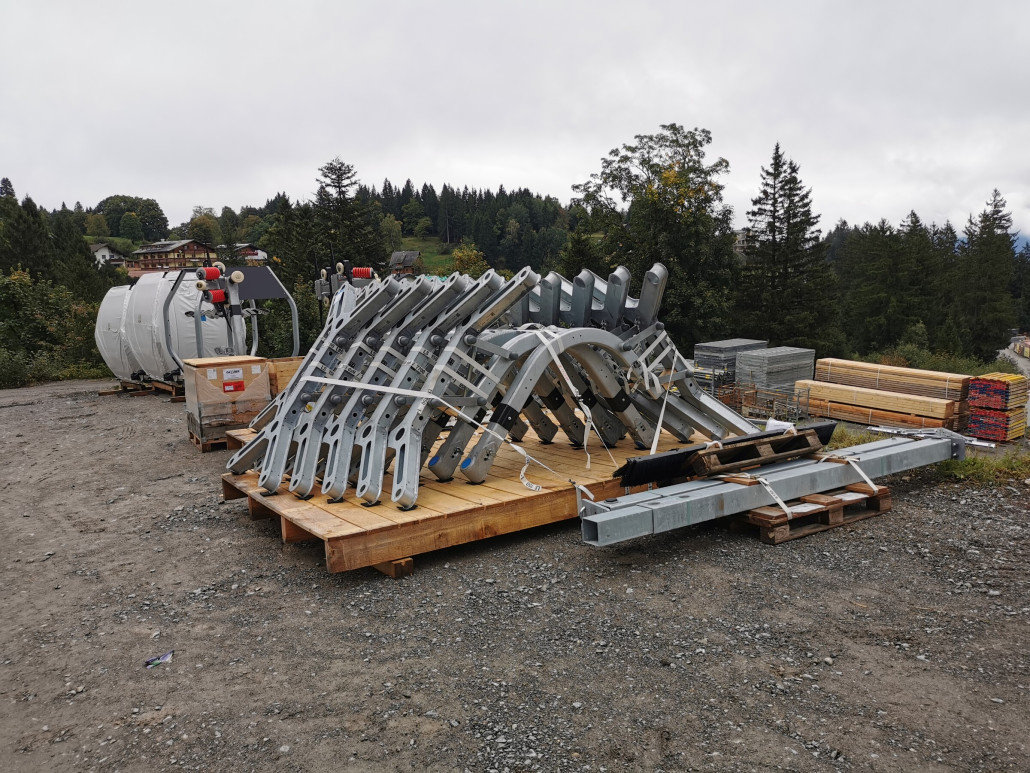 Die ersten Gehänge sind da. Leider nur verzinkt, dafür aber sicherlich langlebiger ohne Abplatzungen bei der Pulverbeschichtung