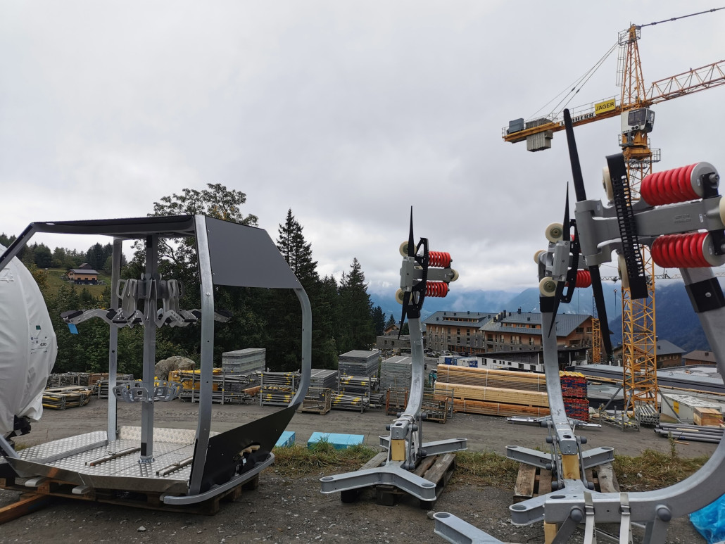 Immerhin setzen die roten Federn einen farblichen Akzent.