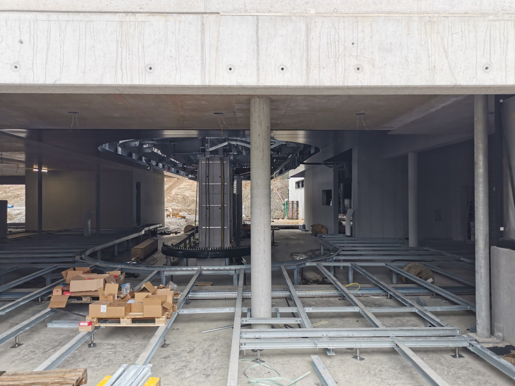 In der Talstation wird der Bahnsteig schon montiert.