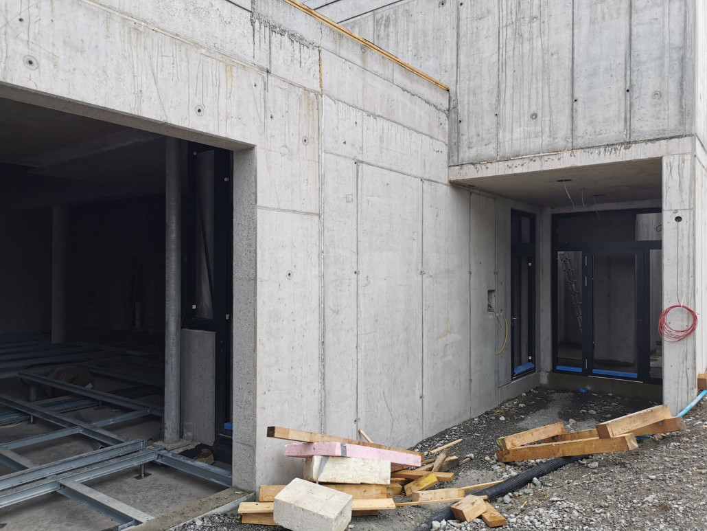 Links der Ausstiegsbereich in der Talstation und rechts das Treppenhaus was in das Gebäude über der Garagierung führt.