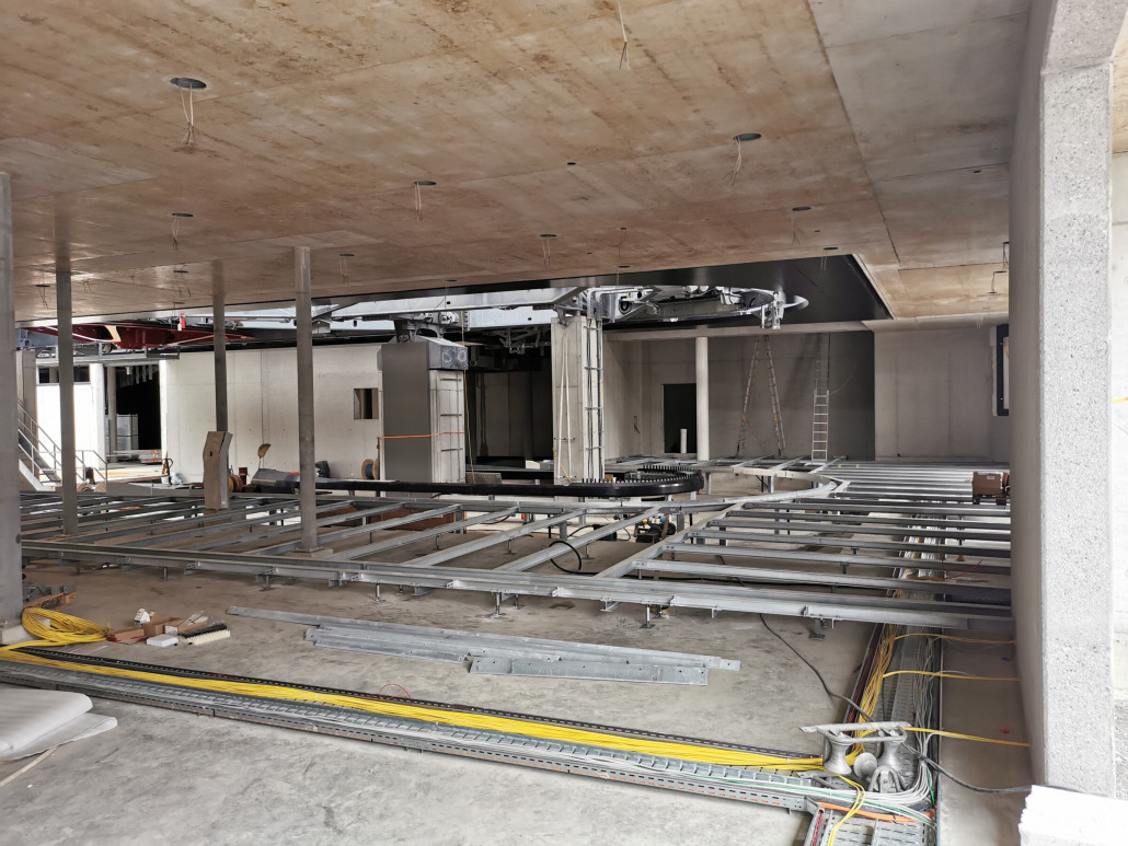 Bahnsteig im Hintergrund die Garagierung.