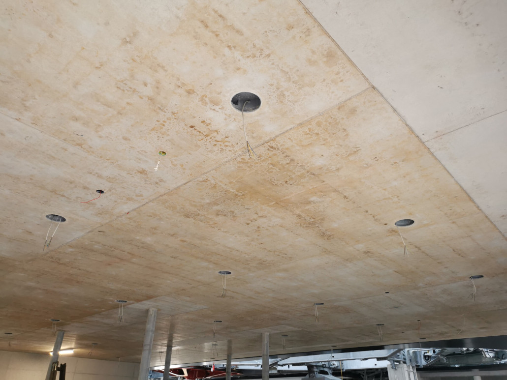 Ist es beabsichtigt, dass Teile der Decke in rostfarben sind? Wirkt eher wie ein Fehler beim Bau.