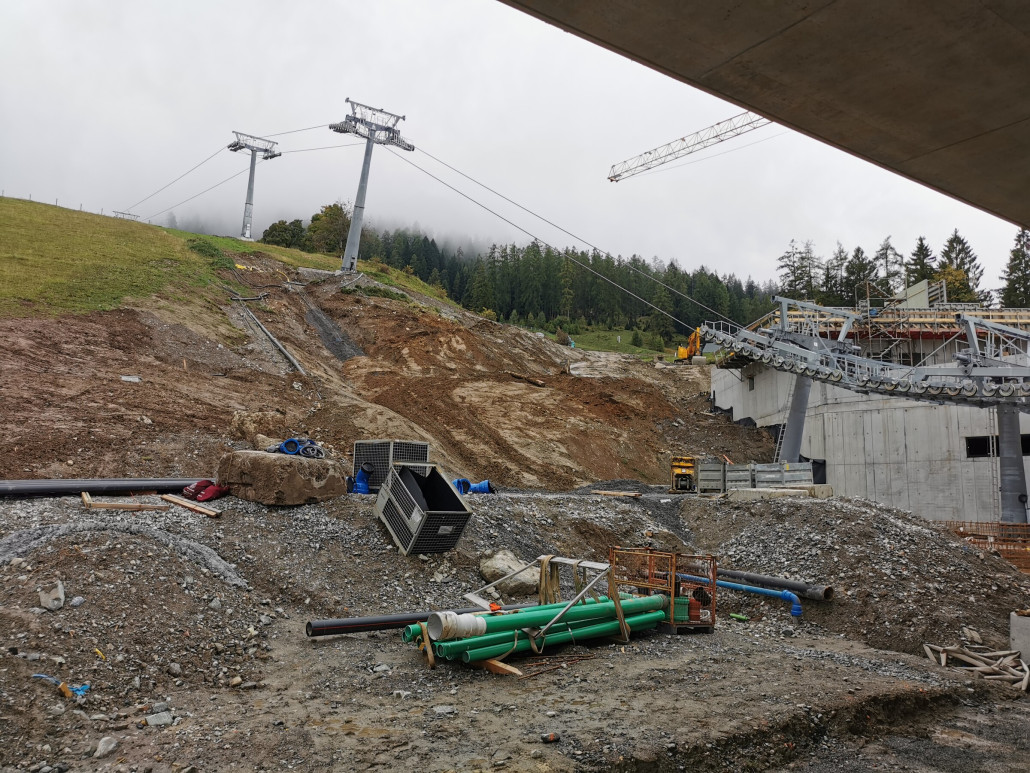 Blick auf die Piste, zwischen den ersten Masten kommt die Piste vom ehemaligen Anfängerhügel am Schlepplift rüber. Am linken Bildrand sieht man einen Schneischacht, der gefühlt mitten in der Piste ist. Meiner Meinung nach hätte man das Gebäude auch deutlich weniger tief Richtung Bergstation bauen können, dann hätte man deutlich mehr Platz zum Auslaufen beim Skifahren. Ein Übersichtsbild habe ich dieses mal leider vergessen, so viel hat sich zum letzten Mal aber nicht geändert.