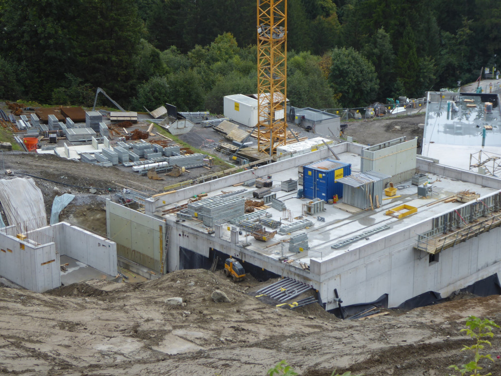 Die Garage für die Pistenraupen ist fertig betoniert, darauf kommt in Folge ein Holzbau. Vorne links vermute ich das unterirdische Treibstofflager.