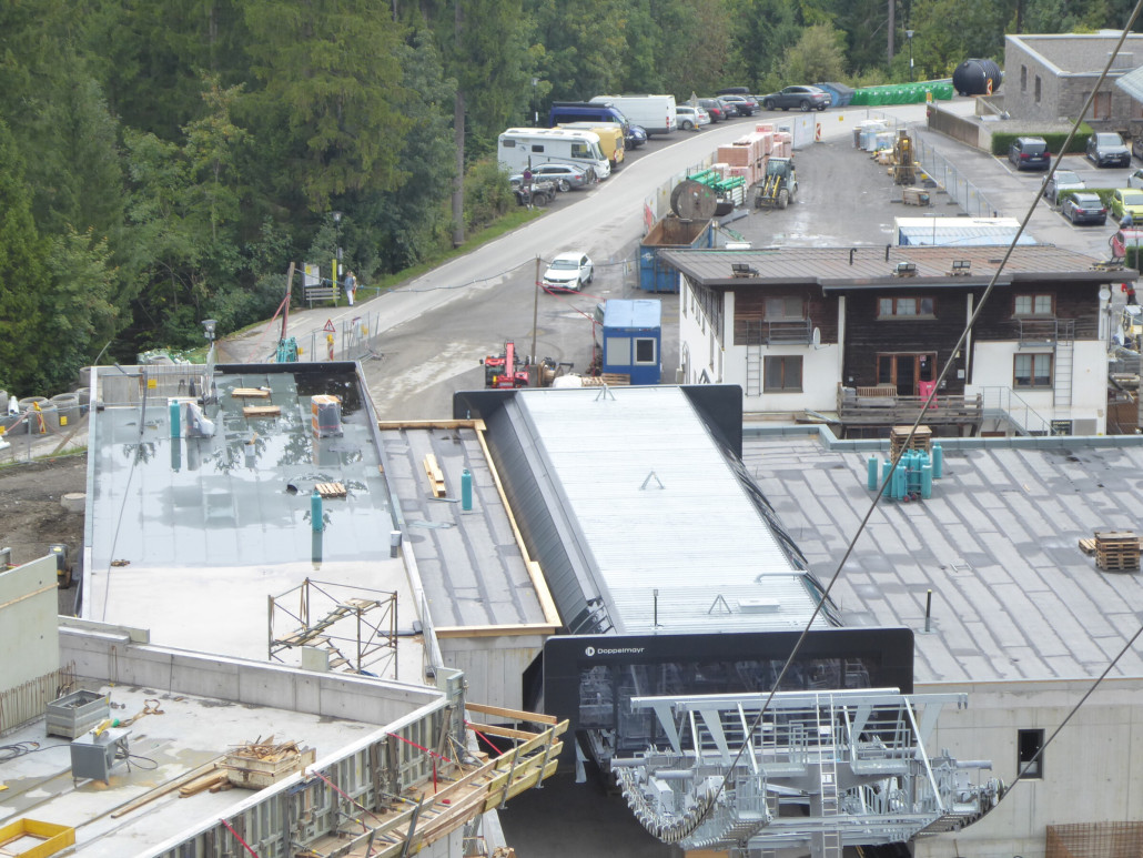 Dem alten Gebäude dürfte es demnächst an den Kragen gehen. Die Seilbahntechnik dürfte sonst hier unten auch schon fertig montiert sein.