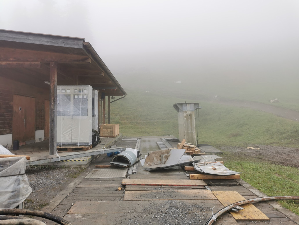 Die alte Loischbahn ist bis auf das Förderband am Einstieg abgebaut. Betriebsstunden konnte man aufgrund von mehreren Lagen Plastik nicht ablesen.
