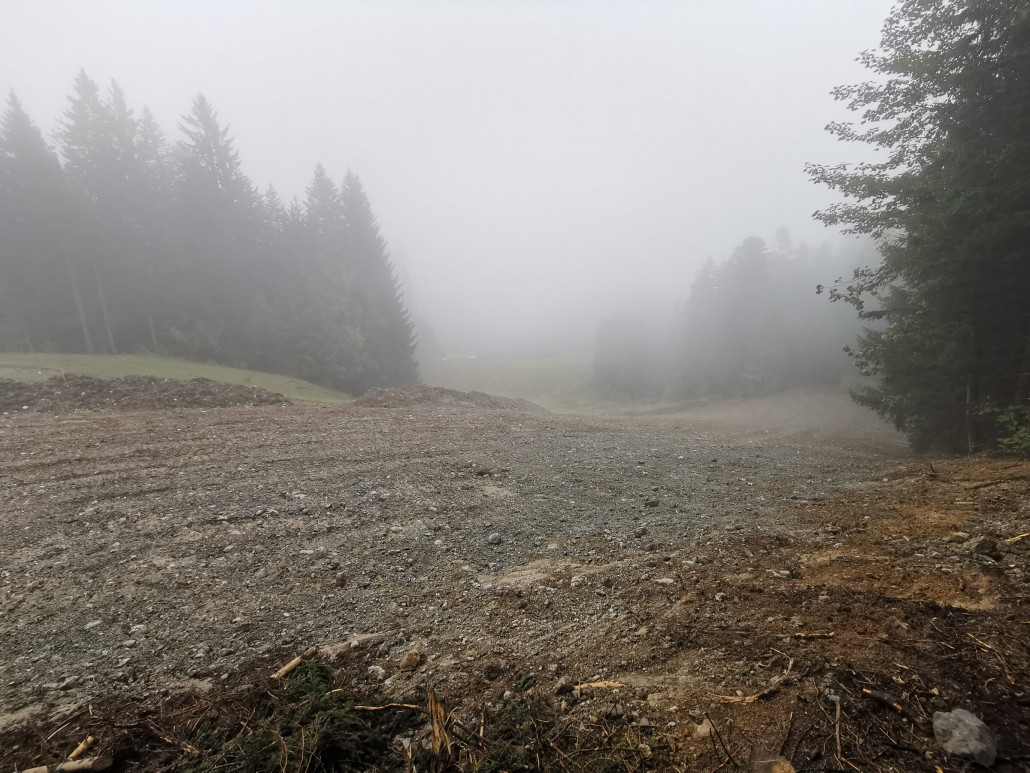 Der Hang auf der Hauptpiste unterhalb, hier hat sich nichts mehr getan. Was man hier aber sieht wurde die Piste wohl etwas abgeflacht. Aber hier verläuft in Zukunft der Bikepark im Wald, abseits der Piste, was leider nicht überall der Fall ist.