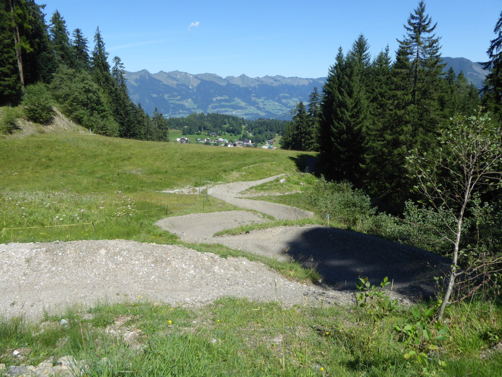 Das Bild hatte ich zwar schon beim letzten Mal, aber nachdem ich jetzt weiß, dass eigentlich die Bikeparkstrecken die Pisten nicht übermäßig beeinflussen sollen, ist es schon erschreckend solche großen Anliegerkurven mitten auf der Hauptpiste zu haben.