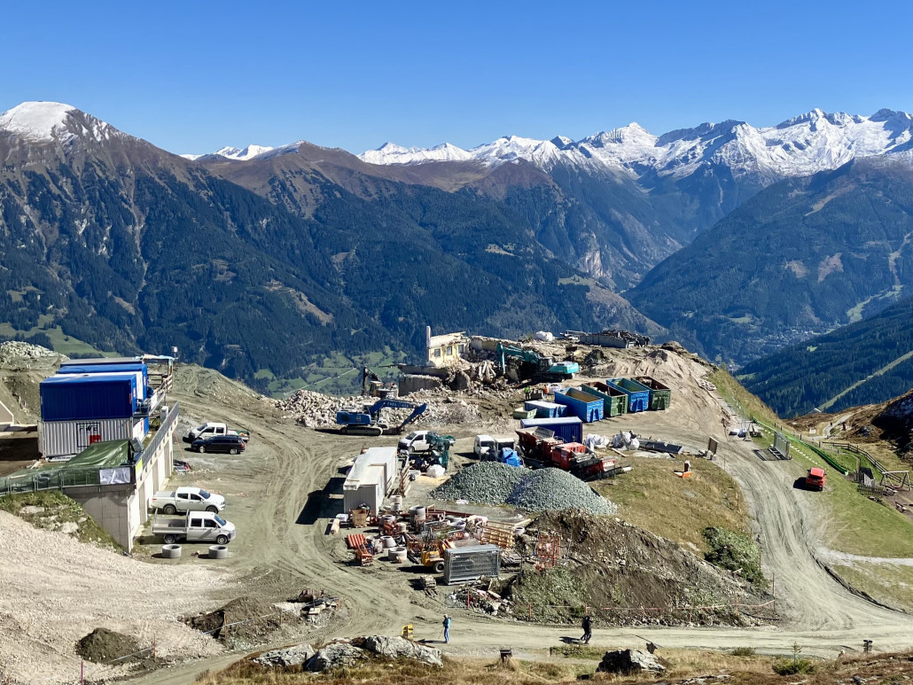 Die letzten Reste der Pendelbahn-Bergstation und des Restaurants Kleine Scharte