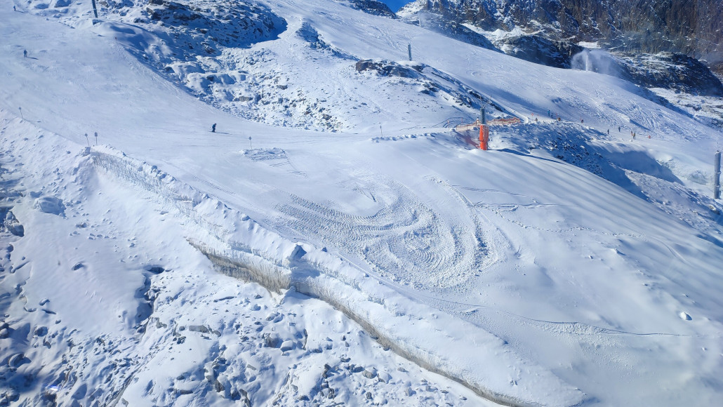 Tragödienhang Zufahrt Fernerhaus...aber um den Gletscherexpress 3 anzubinden war kein Kunstschnee mehr da