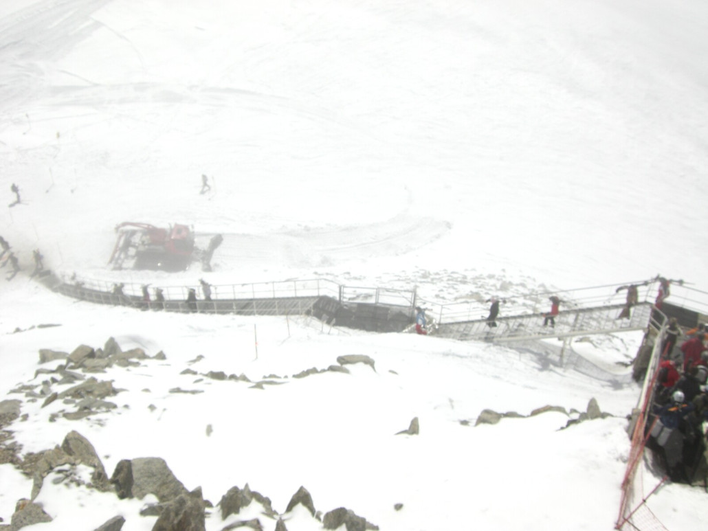 Treppe 2008 von oben. Später ging die Treppe dann ab der Mitte nicht mehr links weiter sondern rechts im zick zack weiter runter weil der Gletscher da wo die Pistenraupe stand nicht mehr vorhanden war.