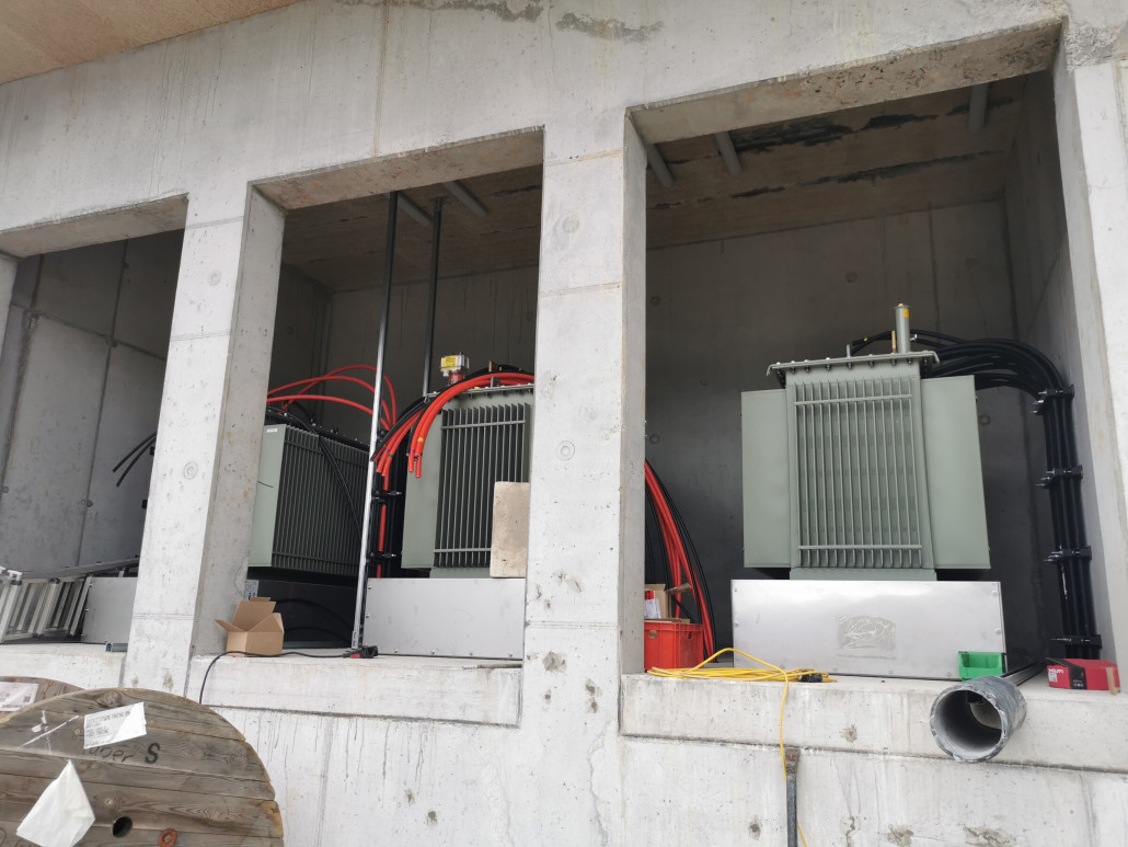 Links davon 3 Trafos